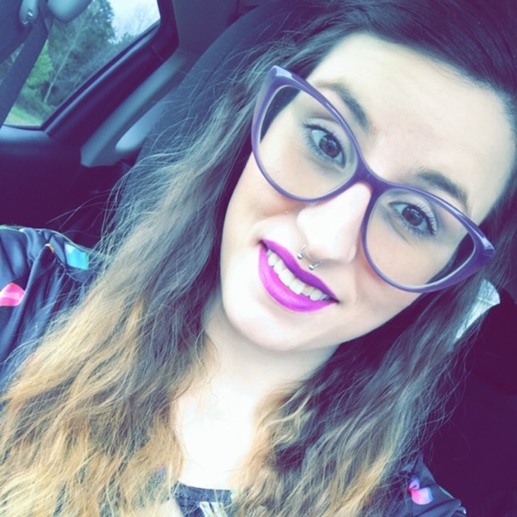 Meet your Posher, Kayla - Picture 4 of 8